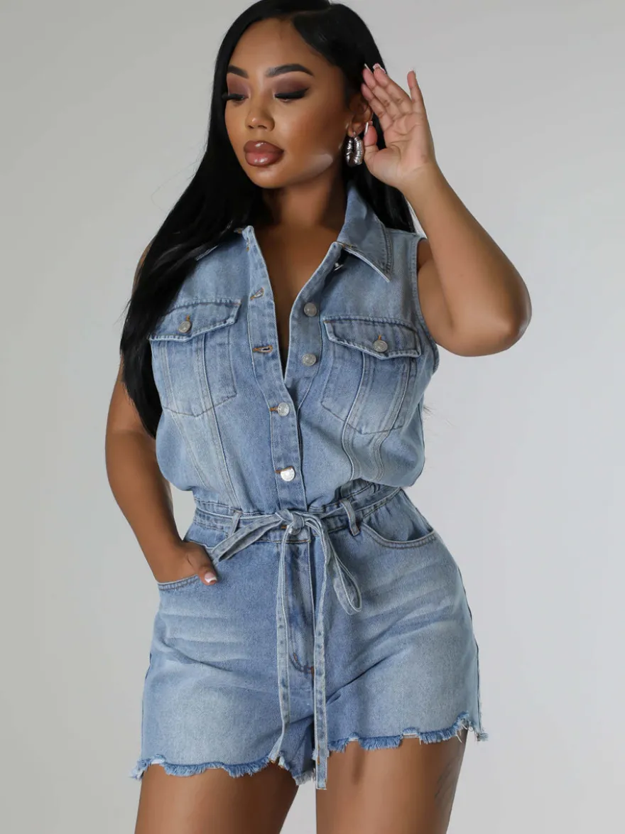 Combinaison short en jean sans manches pour femme - Short une pièce bleu clair délavé à taille nouée - Tenue de club été 2026