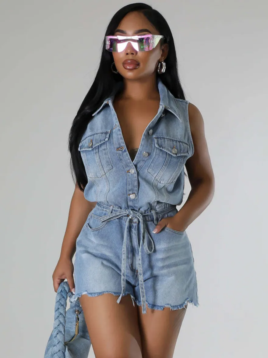 Combinaison short en jean sans manches pour femme - Short une pièce bleu clair délavé à taille nouée - Tenue de club été 2026