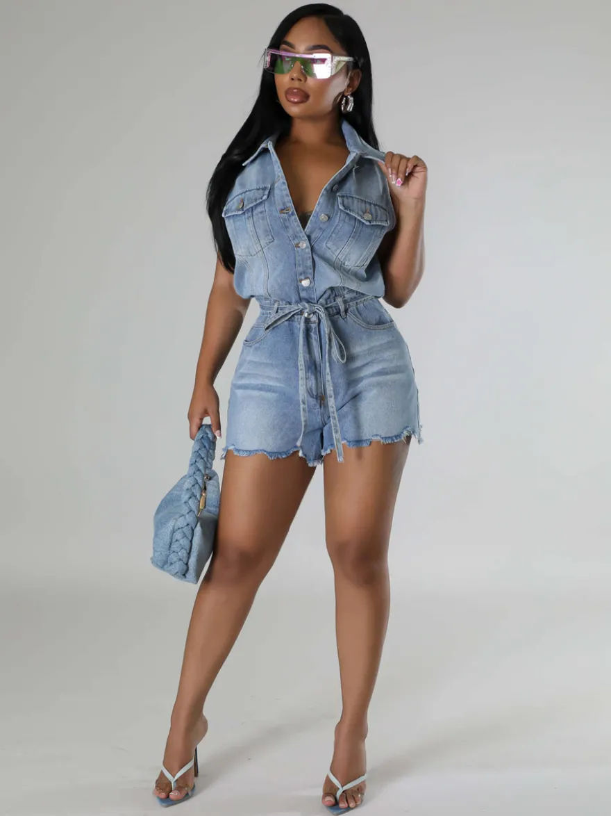 Combinaison short en jean sans manches pour femme - Short une pièce bleu clair délavé à taille nouée - Tenue de club été 2026