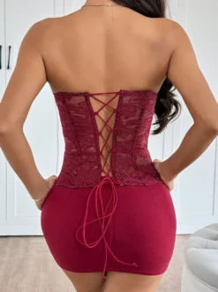 Corset jaune chic sans bretelles coupe ajustée à lacets et broderies