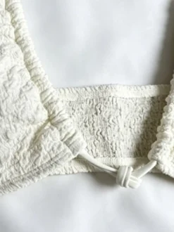 Ensemble bikini 3 pièces blanc crème texturé haut dos nu à nouer jupe string échancrée maillot de bain de plage
