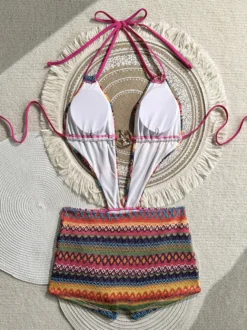 Ensemble bikini 3 pièces vintage à chevrons en maille dos nu et découpes avec short de plage assorti.