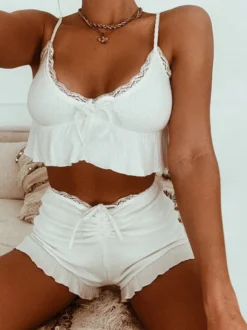 Ensemble Coquette 2 pièces à bordure en dentelle blanche pour femme - Débardeur short - Tenue décontractée d'été pour la plage 2026