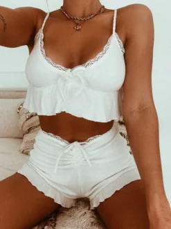 Ensemble Coquette 2 pièces à bordure en dentelle blanche pour femme - Débardeur short - Tenue décontractée d'été pour la plage 2026
