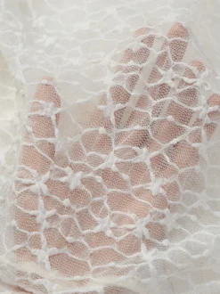Ensemble de plage deux pièces en dentelle et résille pour femme : haut cache-cœur à manches longues et short.