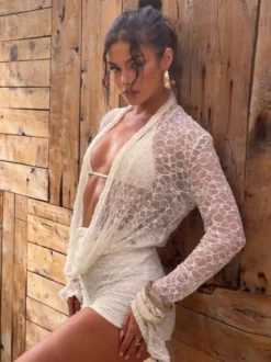 Ensemble de plage deux pièces en dentelle et résille pour femme : haut cache-cœur à manches longues et short.