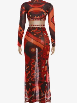 Ensemble deux pièces en maille à imprimé géométrique tribal pour femme : haut court à manches longues et jupe maxi rouge tenue ethnique pour soirée.
