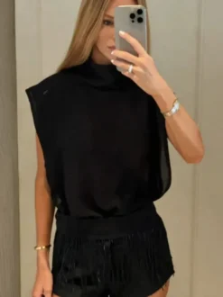 Ensemble deux pièces : haut sans manches à col roulé en satin et dos nu short à franges