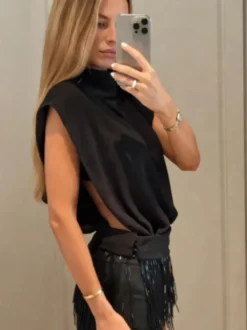 Ensemble deux pièces : haut sans manches à col roulé en satin et dos nu short à franges