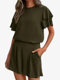 Ensemble deux pièces : pantalon t-shirt noir à col rond et manches courtes.