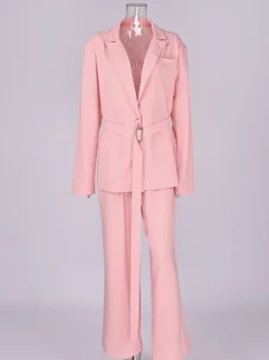 Ensemble deux pièces : pantalon rose chic à ceinture haut en coton à manches longues et col rabattu.