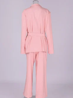 Ensemble deux pièces : pantalon rose chic à ceinture haut en coton à manches longues et col rabattu.