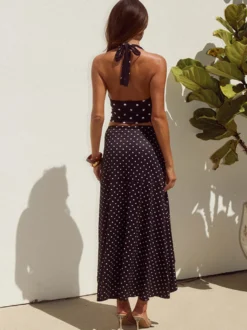Ensemble deux pièces à pois pour femme - Haut blanc dos nu à col bénitier et jupe longue asymétrique à volants - Vacances d'été à la plage 2026