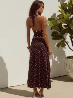 Ensemble deux pièces à pois pour femme - Haut blanc dos nu à col bénitier et jupe longue asymétrique à volants - Vacances d'été à la plage 2026