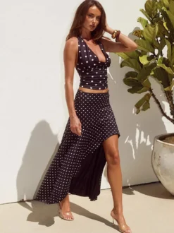 Ensemble deux pièces à pois pour femme - Haut blanc dos nu à col bénitier et jupe longue asymétrique à volants - Vacances d'été à la plage 2026