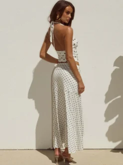 Ensemble deux pièces à pois pour femme - Haut blanc dos nu à col bénitier et jupe longue asymétrique à volants - Vacances d'été à la plage 2026