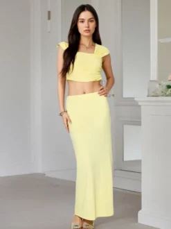 Ensemble 2 pièces composé d'un crop top à manches courtes et col carré froncé et d'une jupe longue sirène