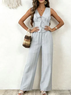 Ensemble 2 pièces : pantalon bleu ciel clair élégant style urbain haut à lacets et col en V sans manches.