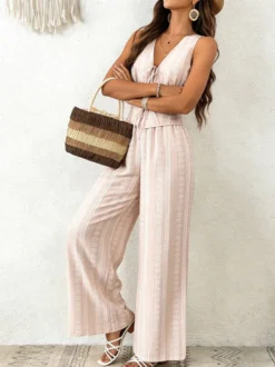 Ensemble 2 pièces : pantalon bleu ciel clair élégant style urbain haut à lacets et col en V sans manches.