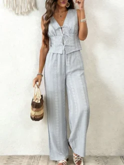 Ensemble 2 pièces : pantalon bleu ciel clair élégant style urbain haut à lacets et col en V sans manches.
