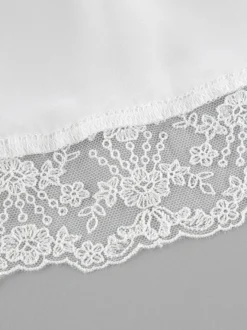 Ensemble 2 pièces pour femme 2026 : haut à col en V bordé de dentelle satinée et mini-jupe à nouer sur le devant
