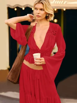 Ensembles deux pièces : jupe robe maxi couleur abricot tenue de villégiature boutons col en V manches longues.
