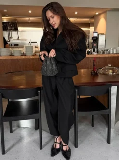 Ensemble tailleur-pantalon deux pièces blazer à manches bouffantes et pantalon large pour femme.