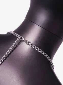 Hauts dos nu à motifs géométriques et cristaux parfaits pour les soirées !