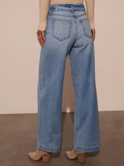 Jean large bleu avec ceinture à nœud pour l'automne 2026