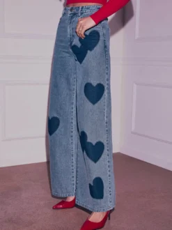 Jean large à motif cœur pour femme - Bleu moyen style bohème chic coupe droite - Tenue streetwear printanière 2026