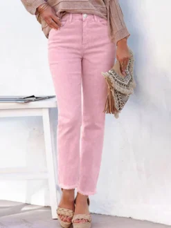 Jeans femme coupe droite style décontracté en denim.