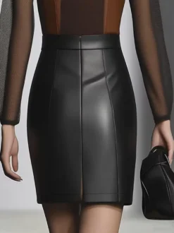 Jupe courte en similicuir noir taille naturelle chic et printanière pour femme