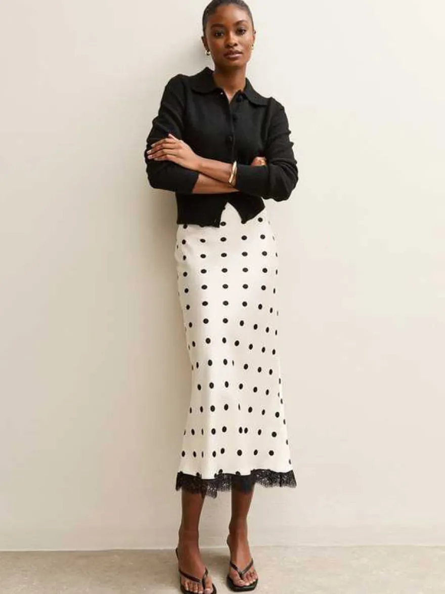 Jupe crayon élégante pour soirée formelle taille haute et coupe ajustée en satin à pois.