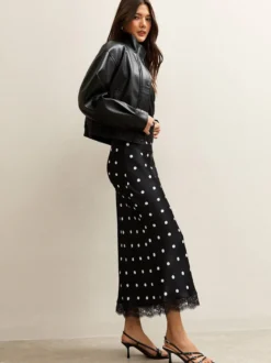Jupe crayon élégante pour soirée formelle taille haute et coupe ajustée en satin à pois.