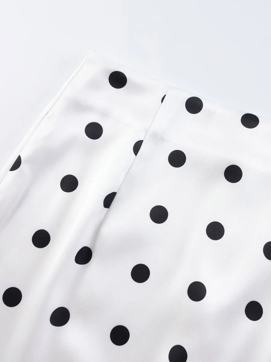 Jupe crayon élégante pour soirée formelle taille haute et coupe ajustée en satin à pois.