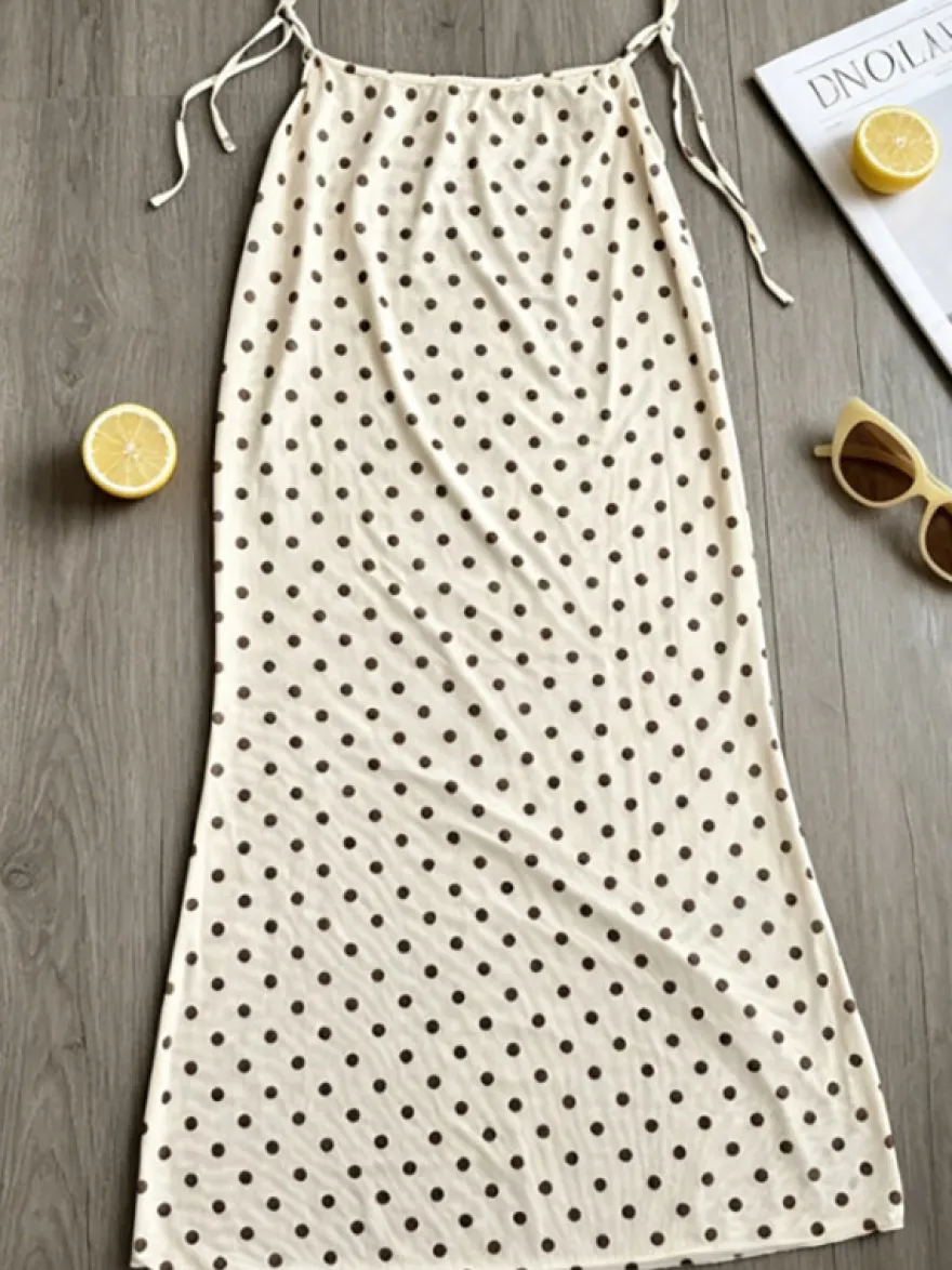 Jupe longue de plage vintage à pois assortie à un bikini string échancré à armatures ensemble 3 pièces pour la plage