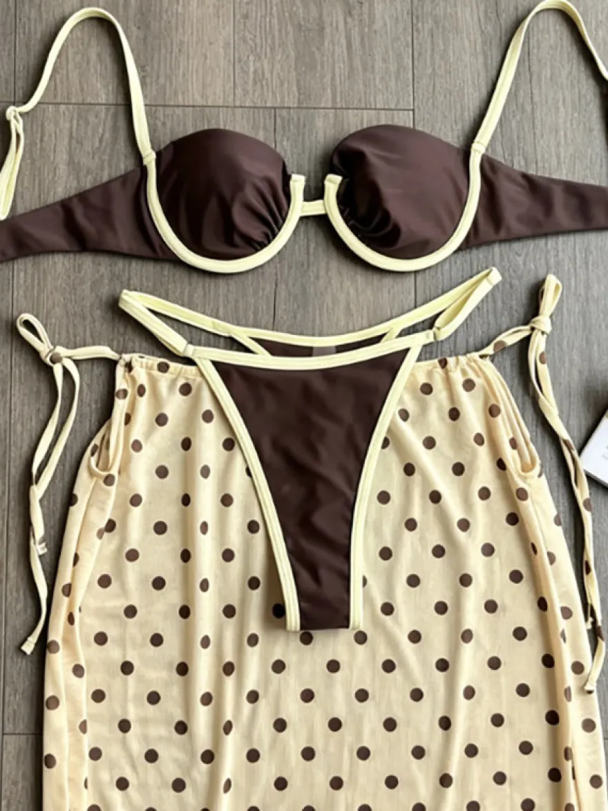 Jupe longue de plage vintage à pois assortie à un bikini string échancré à armatures ensemble 3 pièces pour la plage