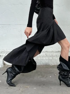 Jupe noire asymétrique mi-longue à volants et taille haute