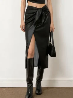 Jupe noire taille haute en similicuir sexy mi-mollet pour l'été.