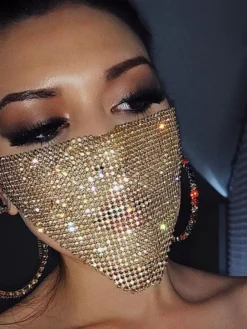 Masque élégant en maille géométrique orné de strass et de chaînes de cristaux scintillants idéal pour les soirées.