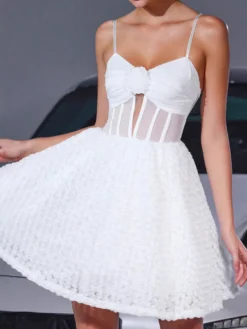 Mini-robe blanche à fleurs et taille transparente (2026)