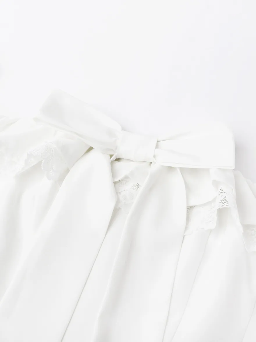 Mini-robe blanche à épaules dénudées et volants 2026