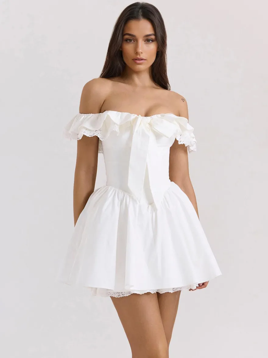 Mini-robe blanche à épaules dénudées et volants 2026