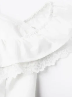 Mini-robe blanche à épaules dénudées et volants 2026