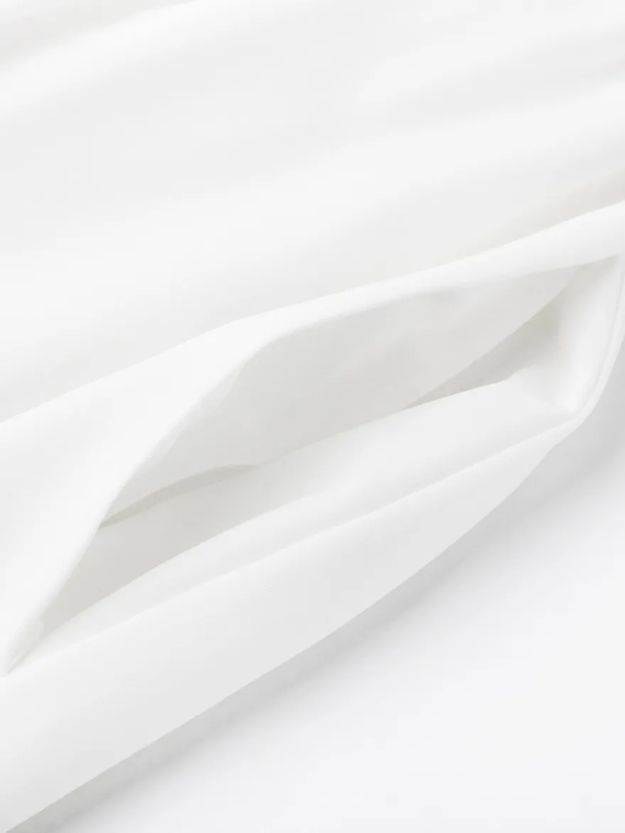 Mini-robe blanche à épaules dénudées et volants 2026