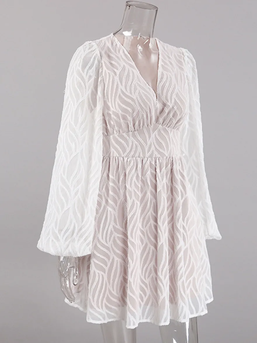 Mini-robe en jacquard à col en V et manches longues pour l'été 2026
