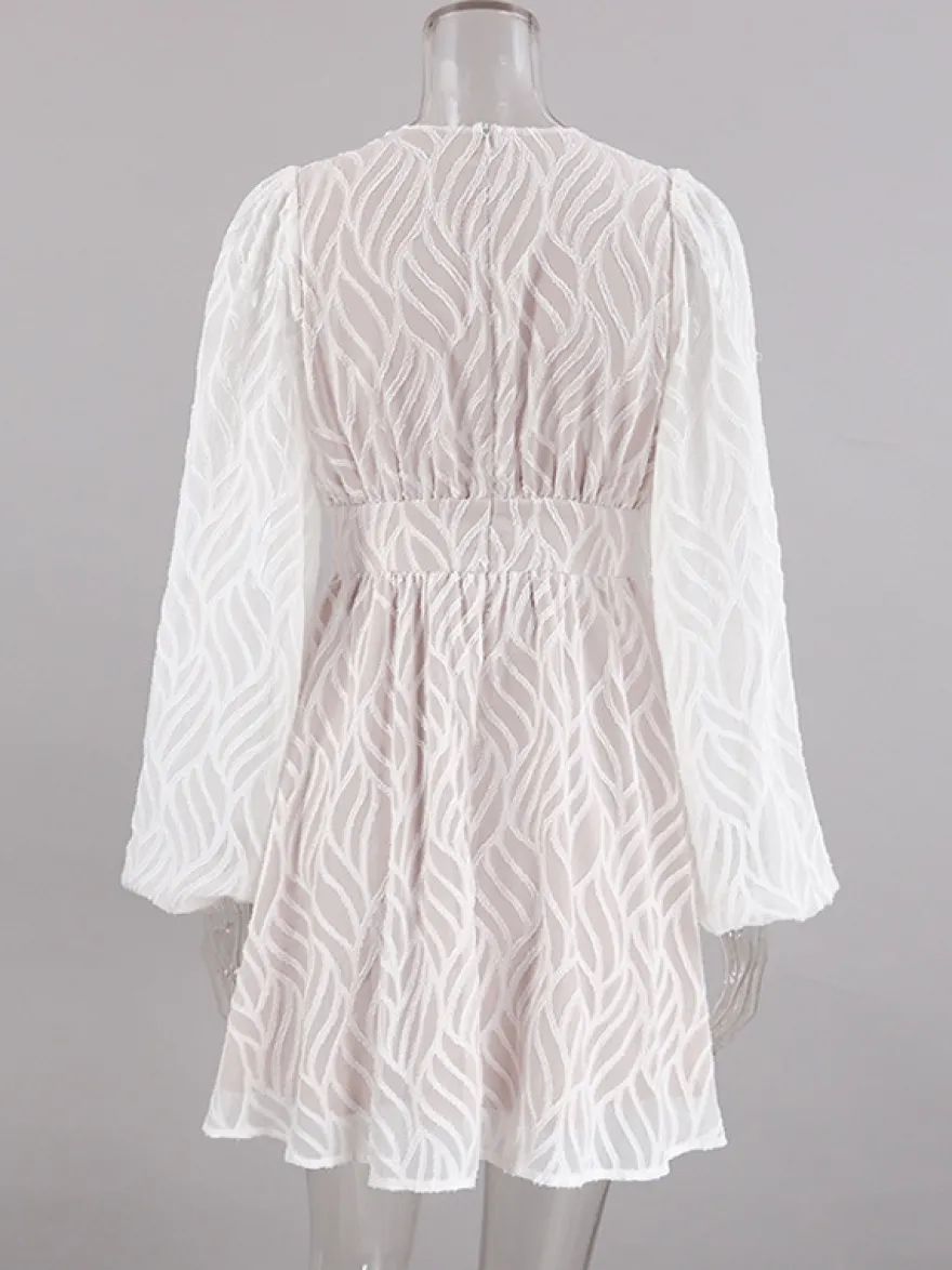 Mini-robe en jacquard à col en V et manches longues pour l'été 2026