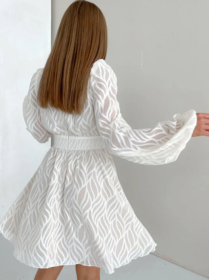 Mini-robe en jacquard à col en V et manches longues pour l'été 2026