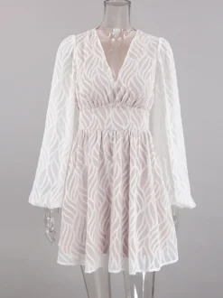 Mini-robe en jacquard à col en V et manches longues pour l'été 2026