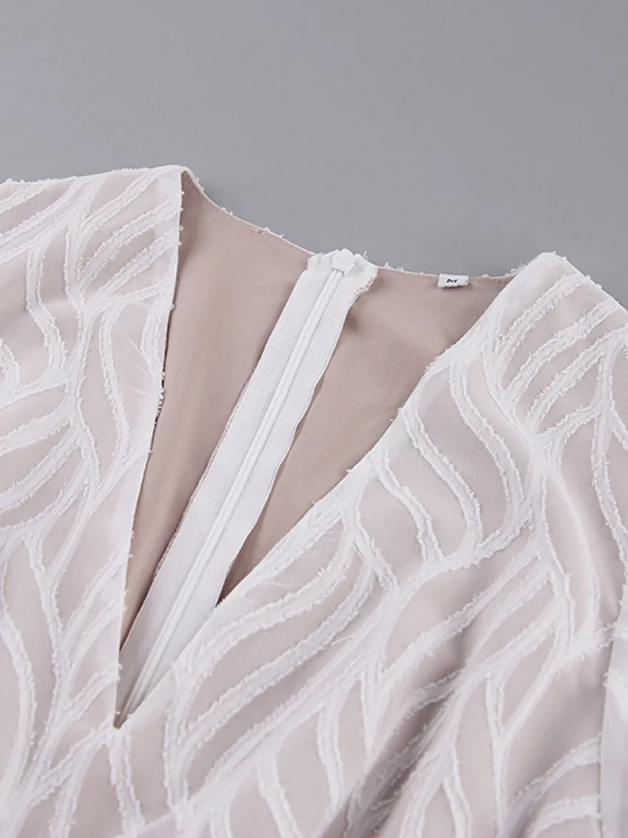 Mini-robe en jacquard à col en V et manches longues pour l'été 2026
